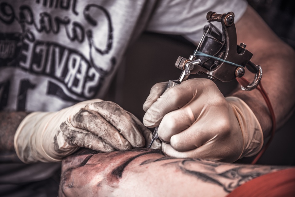 Tattoo Studio 52:n työntekijä tekee tatuointia
